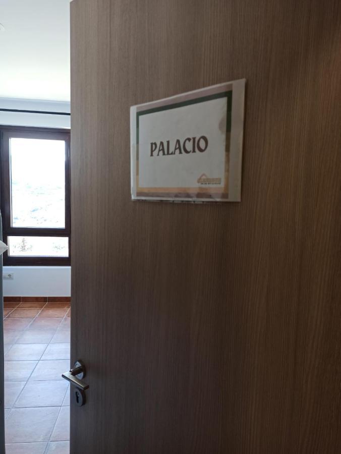 Hostal De *